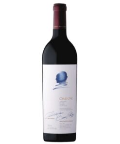 Garrafa do vinho Opus One em estojo de madeira, blend premium de Napa Valley com rótulo em relevo, disponível para entrega VIP em Teresina.