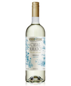 Garrafa do vinho Casal Amado Branco, rótulo verde e branco típico de vinho verde português, ideal para clima tropical