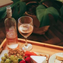 Foto lateral do rótulo Almadén Frisante Rosé. Vinho bom e barato em Teresina na loja Winery Brasil.